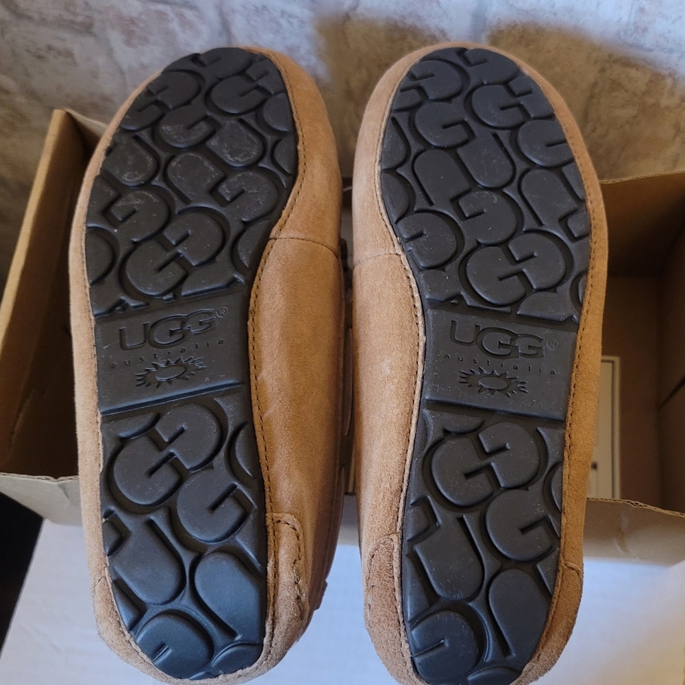 Ugg Dakota Moccasins - Picture 10 of 16